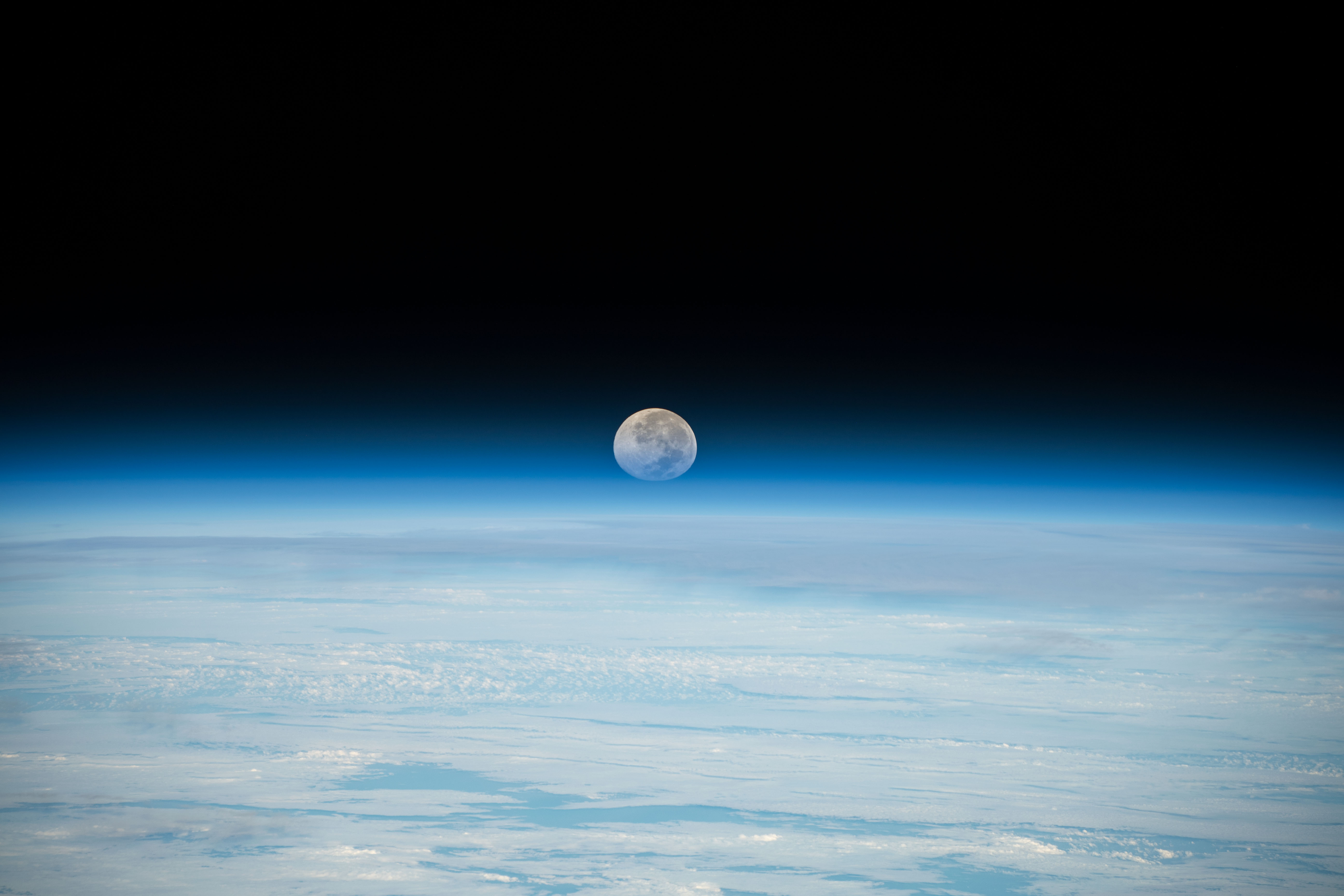 iss068e027841 (Dec. 8, 2022) --- The Full Moon is pictured setting below Earth's horizon from the International Space Station as it orbited 261 miles above the Pacific Ocean. At the time of this photograph the Orion vehicle on the Artemis I mission was about 207,200 miles from Earth and 180,400 miles from the Moon, cruising at 1,415 mph.