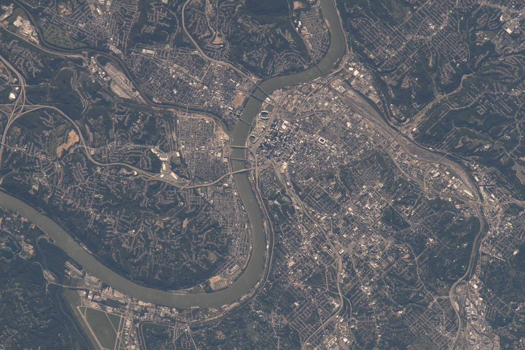 iss068e006622 (Sept. 30, 2022) --- The Ohio River splits the U.S. cities of Cincinnati, Ohio (left), and Covington, Kentucky (right), in this photograph of the International Space Station as it orbited 260 miles above the Buckeye State.