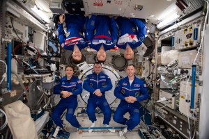 The six Expedition 59 crewmembers gather for a portrait inside the Kibo laboratory module from the Japan Aerospace Exploration Agency. At bottom from left are, Flight Engineers Christina Koch, Alexey Ovchinin and Nick Hague. At top from left are, Flight Engineer Anne McClain, Commander Oleg Kononenko and Flight Engineer David Saint-Jacques.