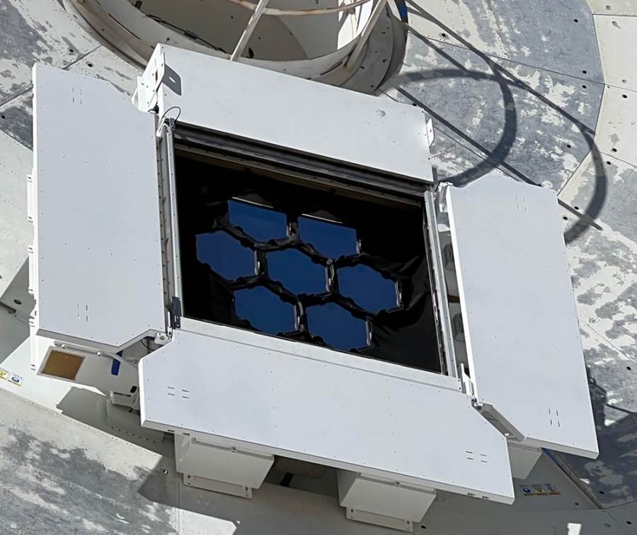 Primo piano del terminale ottico sulla Deep Space Station 13, che mostra sette specchi esagonali che raccolgono segnali dal laser downlink di DSOC. Gli specchi riflettono la luce in una telecamera direttamente sopra e il segnale viene quindi inviato a un rilevatore tramite un sistema di fibra ottica. Credits: NASA/JPL-Caltech