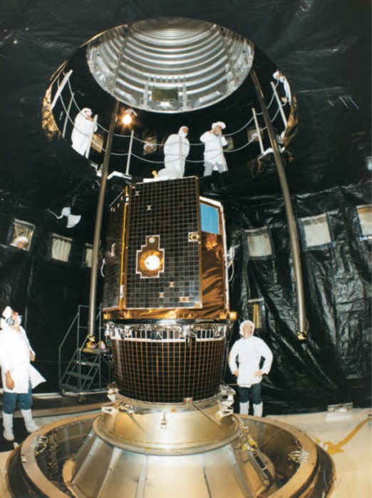 Workers lower the payload shroud over Clementine already mounted on its Titan IIG launch vehicle