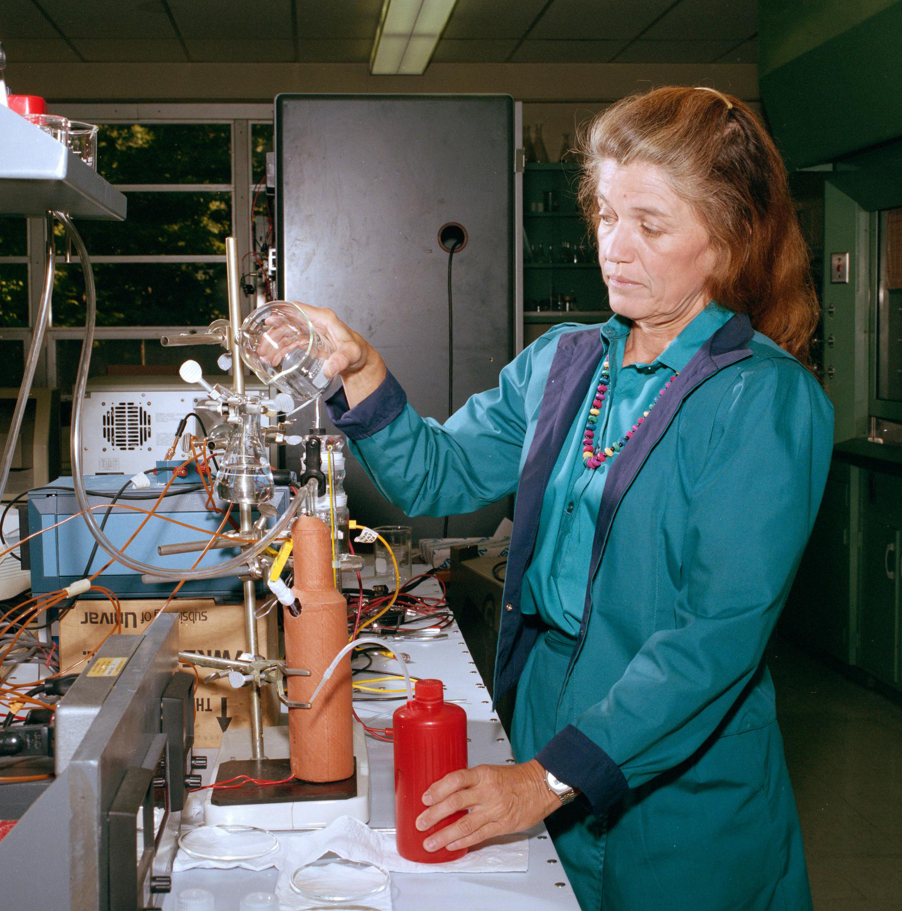 Woman working in laboratory.