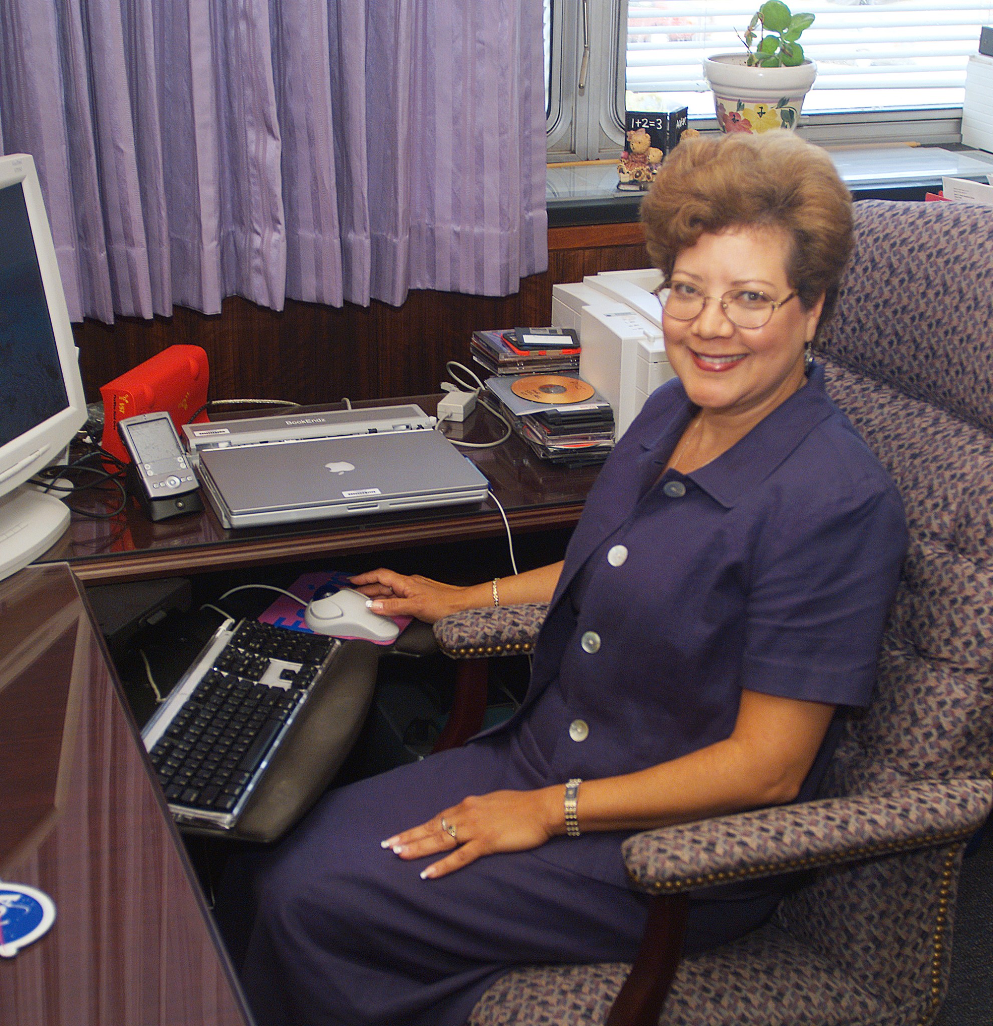 Portrait of Gonzalez-Sanabria at her desk