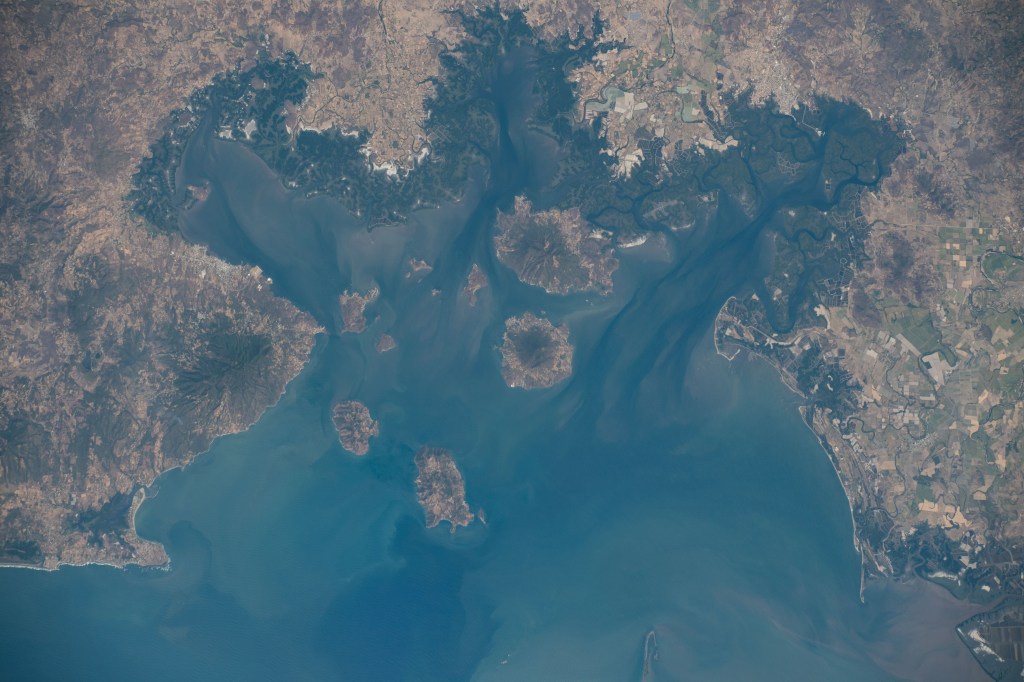 This waterway, comprised of the Bahía de La Unión, Bahía de Chismuyo, Bahía de San Lorenzo, and the Gulf of Fonseca, is surrounded by the Latin American nations of El Salvador, Honduras, and Nicaragua. The International Space Station was orbiting off the coast of Nicaragua and 259 miles above the Pacific Ocean at the time of the photograph.