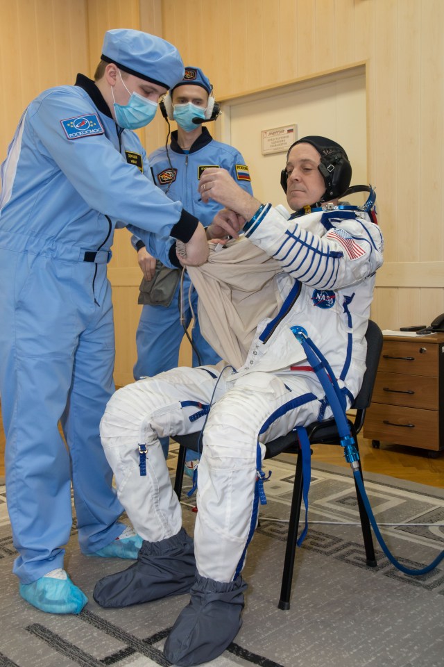 At the Baikonur Cosmodrome in Kazakhstan, Expedition 55 crewmember Ricky Arnold of NASA suits up March 5 in a Russian Sokol launch and entry suit as part of the crew’s first vehicle fit check activities. Arnold, Drew Feustel of NASA and Oleg Artemyev of Roscosmos will launch March 21 in the Soyuz MS-08 spacecraft from Baikonur for a five-month mission on the International Space Station.