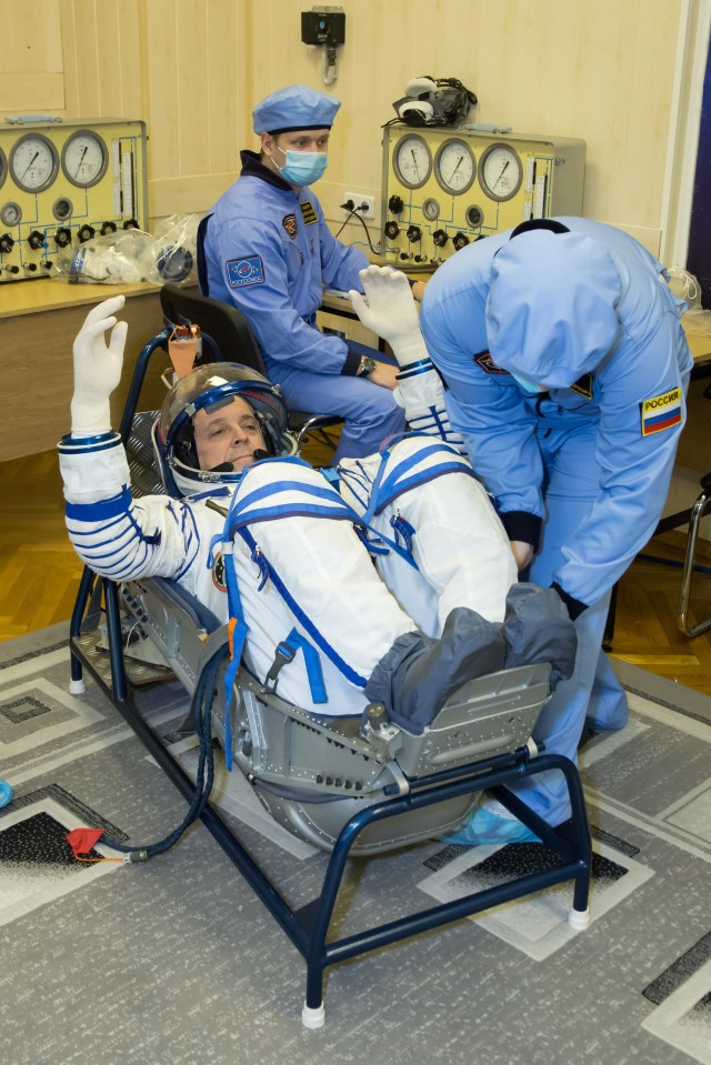 jsc2018e010872 - At the Baikonur Cosmodrome in Kazakhstan, Expedition 55 crewmember Ricky Arnold of NASA undergoes a leak check March 5 in a Russian Sokol launch and entry suit as part of the crew’s first vehicle fit check activities. Arnold, Drew Feustel of NASA and Oleg Artemyev of Roscosmos will launch March 21 in the Soyuz MS-08 spacecraft from Baikonur for a five-month mission on the International Space Station.