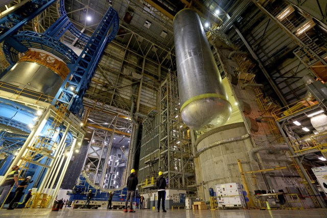 All the major structures that will form the core stage for NASA’s SLS (Space Launch System) rocket for the agency’s Artemis III mission are structurally complete. Technicians finished welding the 51-foot liquid oxygen tank structure, left, inside the Vertical Assembly Building at NASA’s Michoud Assembly Facility in New Orleans Jan. 8. The liquid hydrogen tank, right, completed internal cleaning Nov. 14.