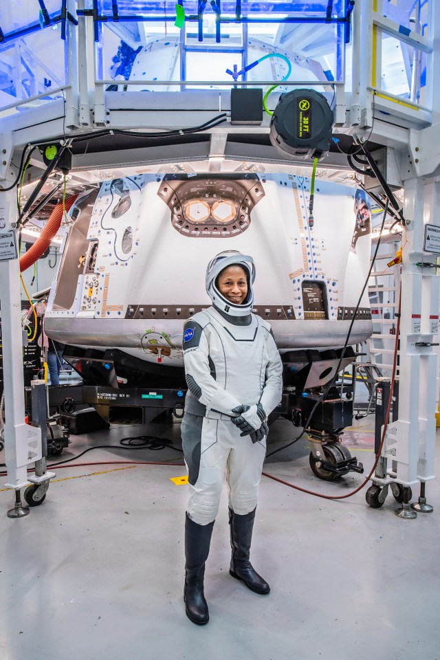 NASA astronaut Jeanette Epps, mission specialist of NASA’s SpaceX Crew-8 mission, participates in the Crew Equipment Interface Test at NASA’s Kennedy Space Center in Florida to rehearse launch day activities and get a close look at the spacecraft that will take her to the International Space Station.