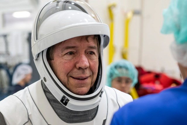 NASA Astronaut Michael Barratt, pilot of NASA’s SpaceX Crew-8 mission, participates in the Crew Equipment Interface Test at NASA’s Kennedy Space Center in Florida to rehearse launch day activities and get a close look at the spacecraft that will take him to the International Space Station.