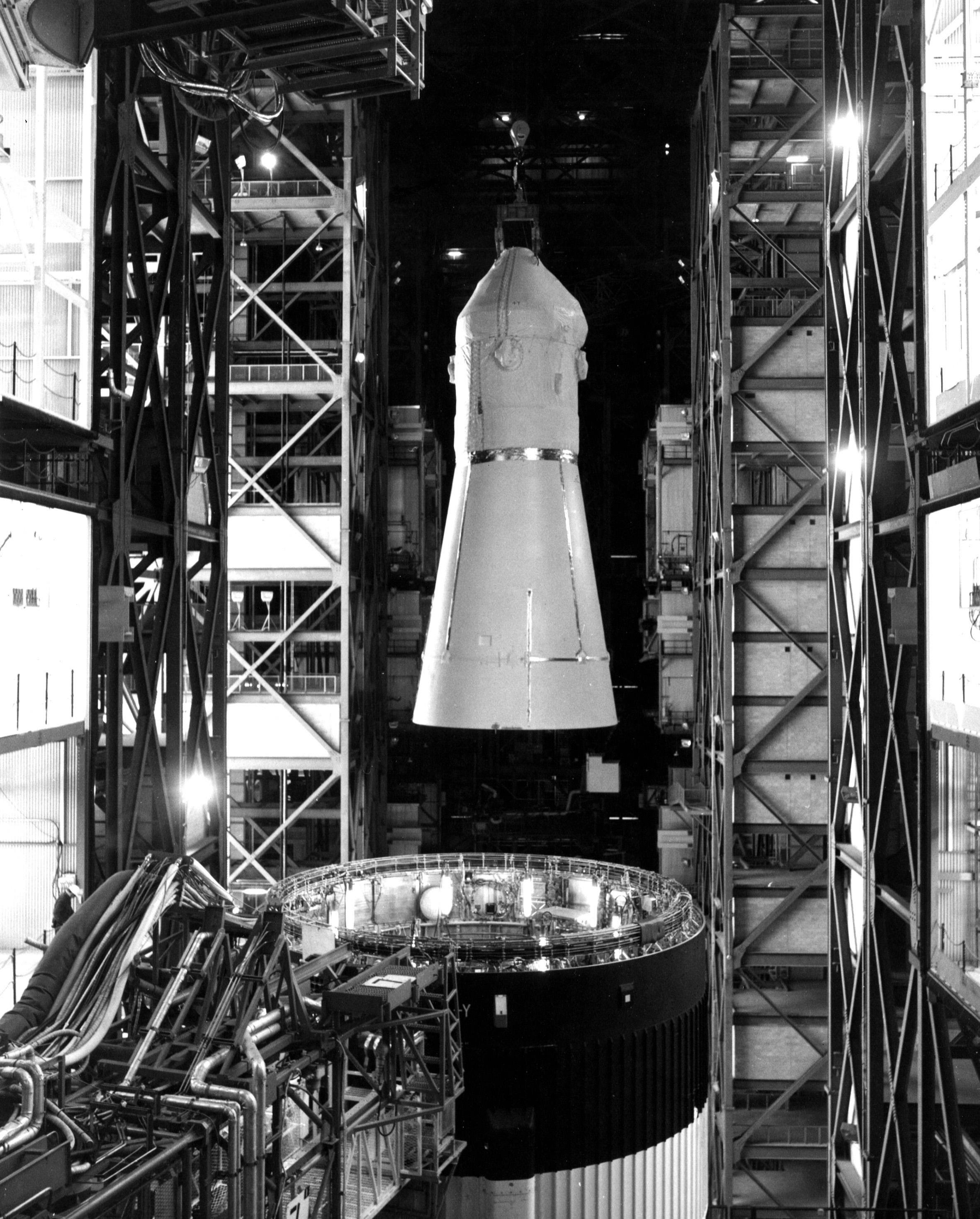 Workers in the VAB destack the Skylab rescue spacecraft Command and Service Module-119 (CSM-119) from the SA-209 Saturn IB rocket