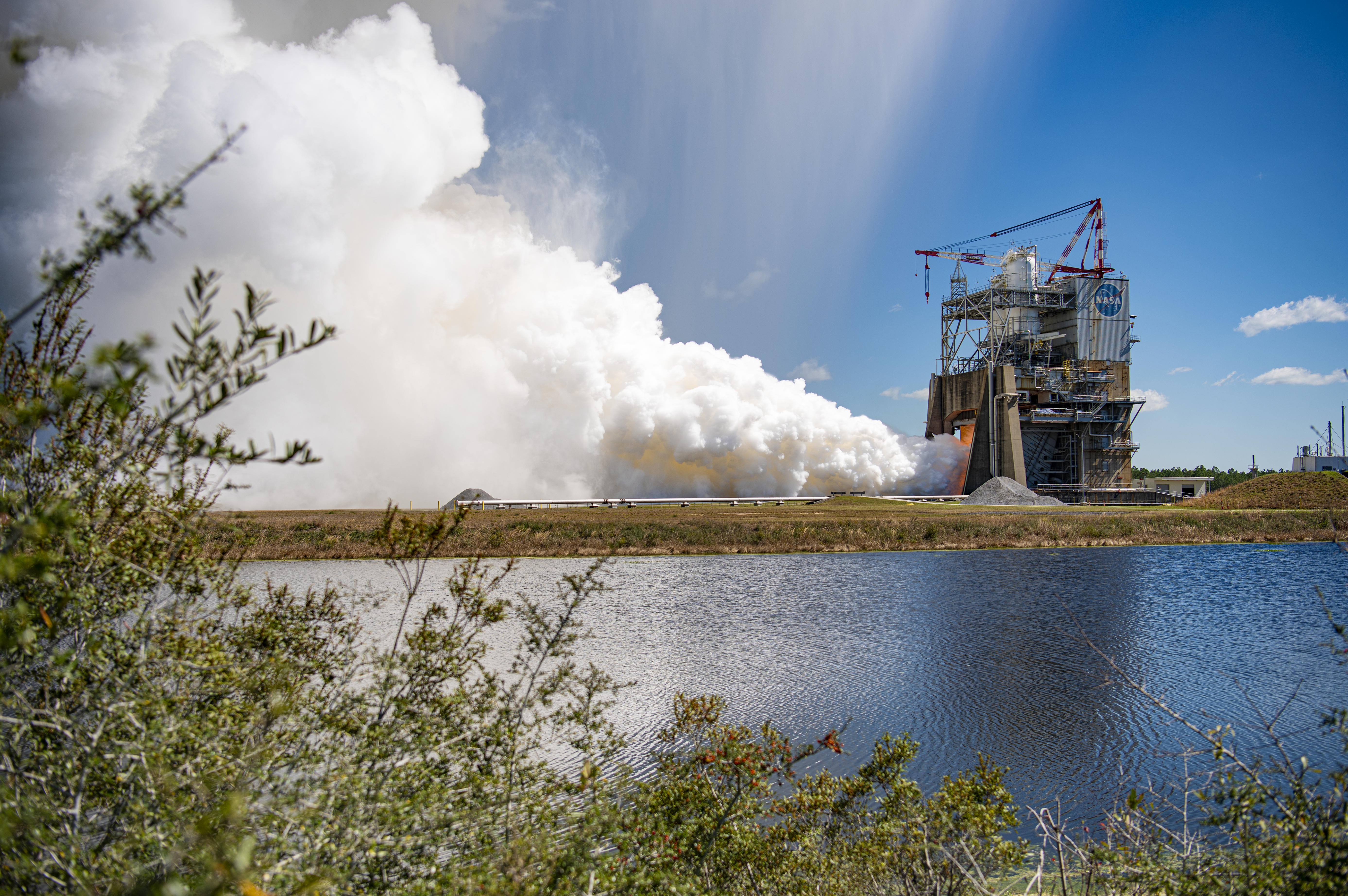 Incendio rovente di un motore RS-25 a piena durata presso Stennis della NASA