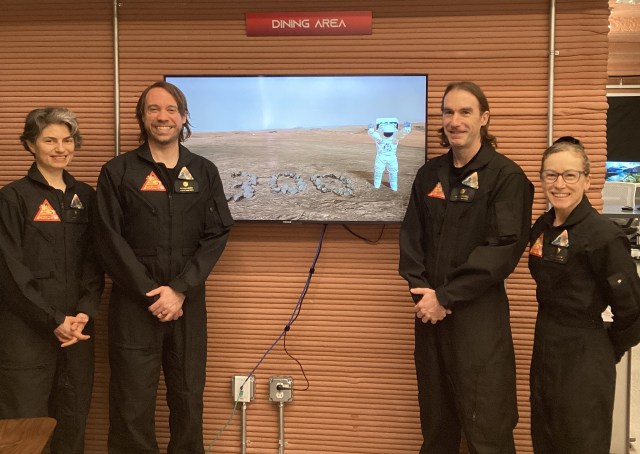 Da inaugural CHAPEA crew marks 300 minutes inside tha habitat on April 20, 2024 (from left: Anca Selariu, Nathan Jones, Ross Brockwell, Kelly Haston).