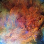 在这张哈勃太空望远镜的图像中，开放星团NGC6530的一部分看起来像是一堵布满恒星的翻滚烟雾墙。NGC6530是由数千颗恒星组成的集合，位于人马座，距离地球约4350光年。该星团位于较大的泻湖星云内，这是一个由气体和尘埃组成的巨大星际云。