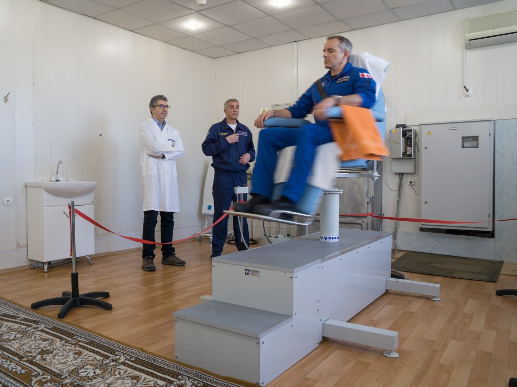 jsc2018e097772 - At the Cosmonaut Hotel crew quarters in Baikonur, Kazakhstan, Expedition 58 crew member David Saint-Jacques of the Canadian Space Agency conducts vestibular system response training in a spinning chair Nov. 27 as part of pre-launch training. Saint-Jacques, Anne McClain of NASA and Oleg Kononenko of Roscosmos will launch Dec. 3 on the Soyuz MS-11 spacecraft from the Baikonur Cosmodrome in Kazakhstan for a six-and-a-half month mission on the International Space Station...NASA/Victor Zelentsov