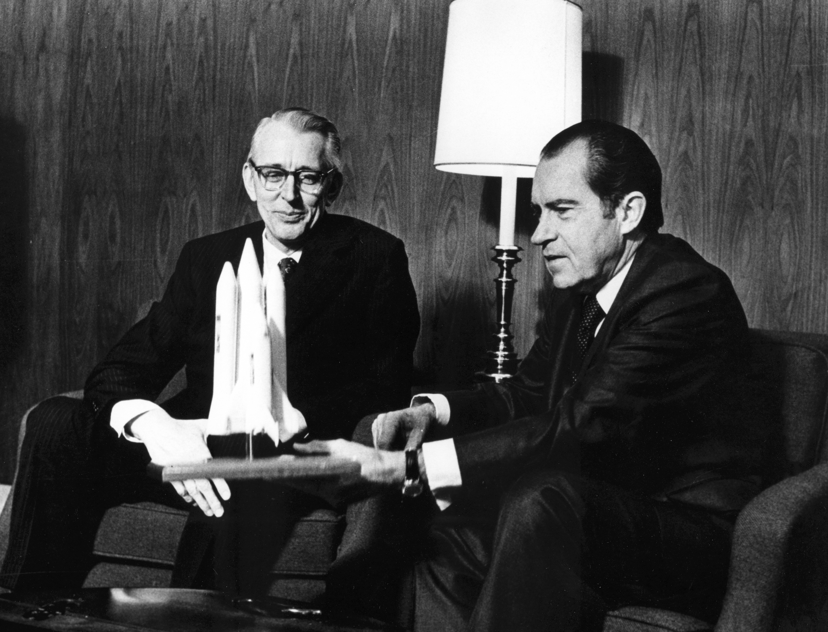 L'amministratore della NASA James C. Fletcher, a sinistra, presenta al presidente Richard M. Nixon un modello dello space shuttle nel gennaio 1972