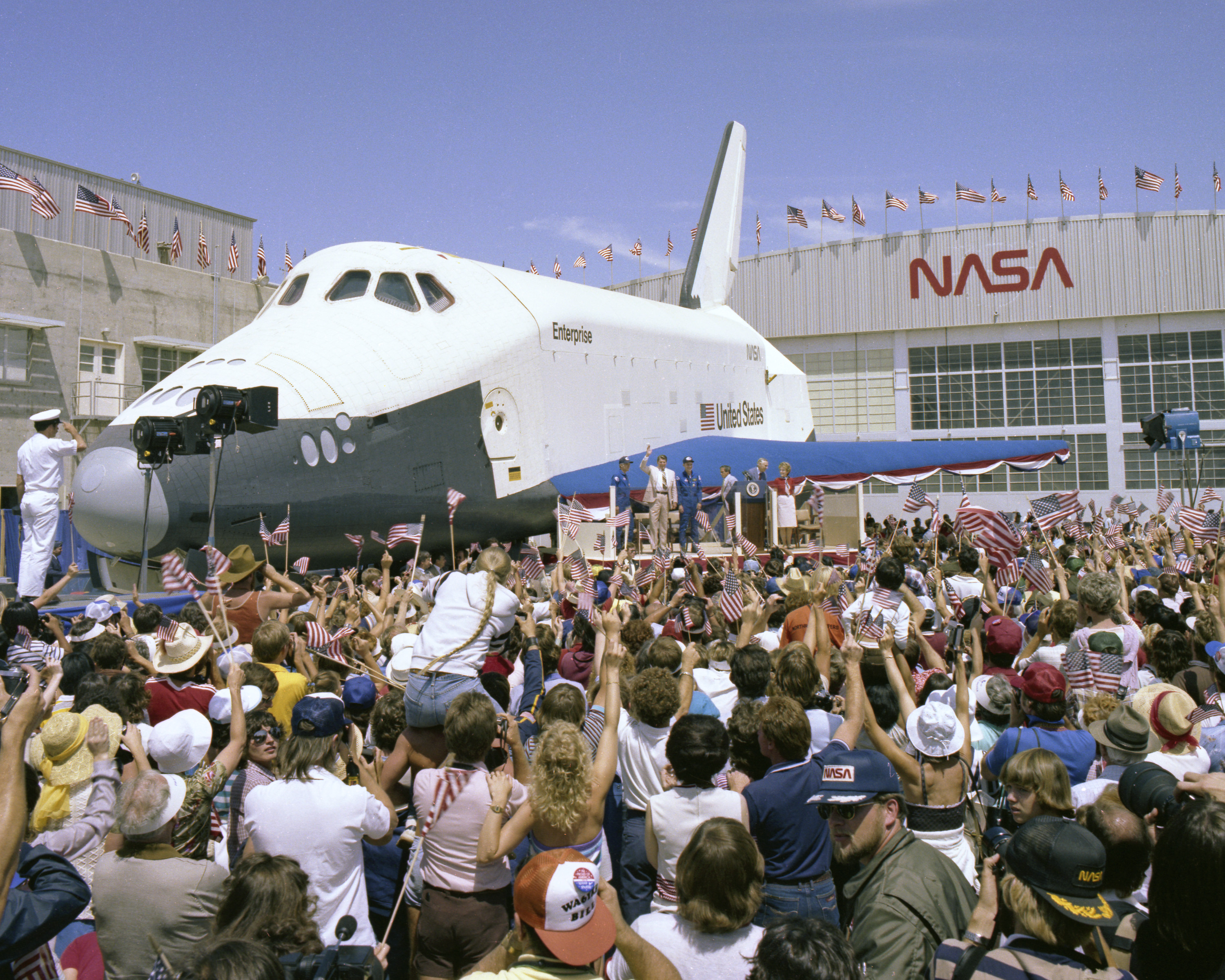 L'Enterprise fa da sfondo al presidente Reagan che accoglie a casa l'equipaggio della STS-4 al Dryden della NASA, ora Armstrong, Flight Research Center nel luglio 1982