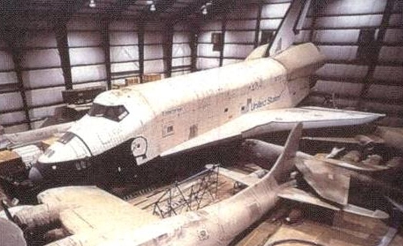 Enterprise in deposito a lungo termine presso lo Stephen F. Udvar-Hazy Center del National Air and Space Museum dello Smithsonian Institution a Chantilly, Virginia