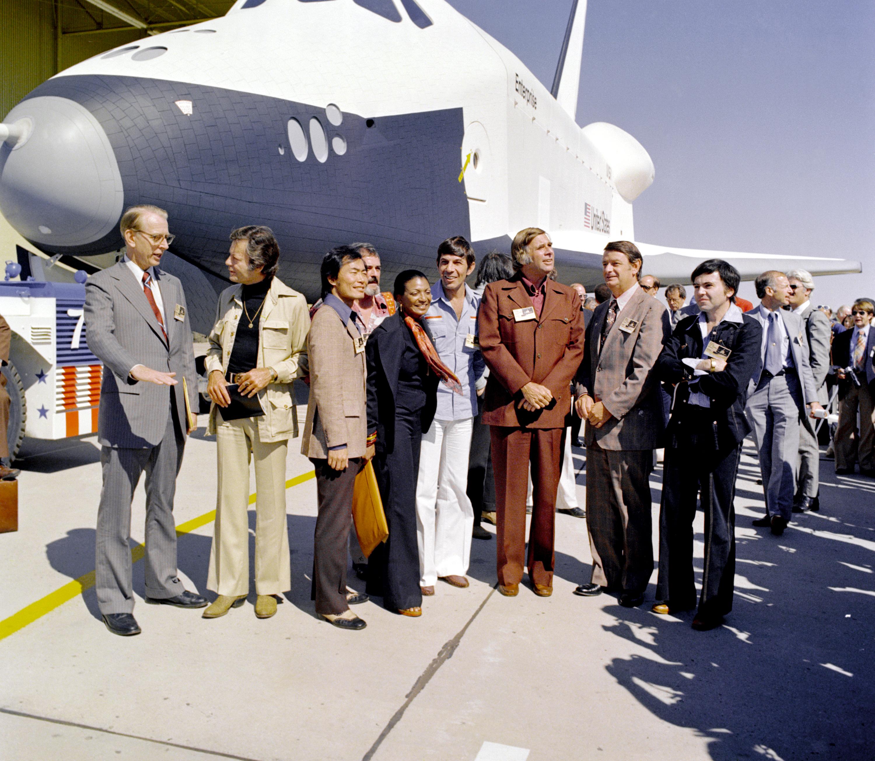 L'amministratore della NASA James C. Fletcher, a sinistra, posa con diversi membri del cast e il creatore della serie TV "Star Trek" durante il lancio dell'Enterprise