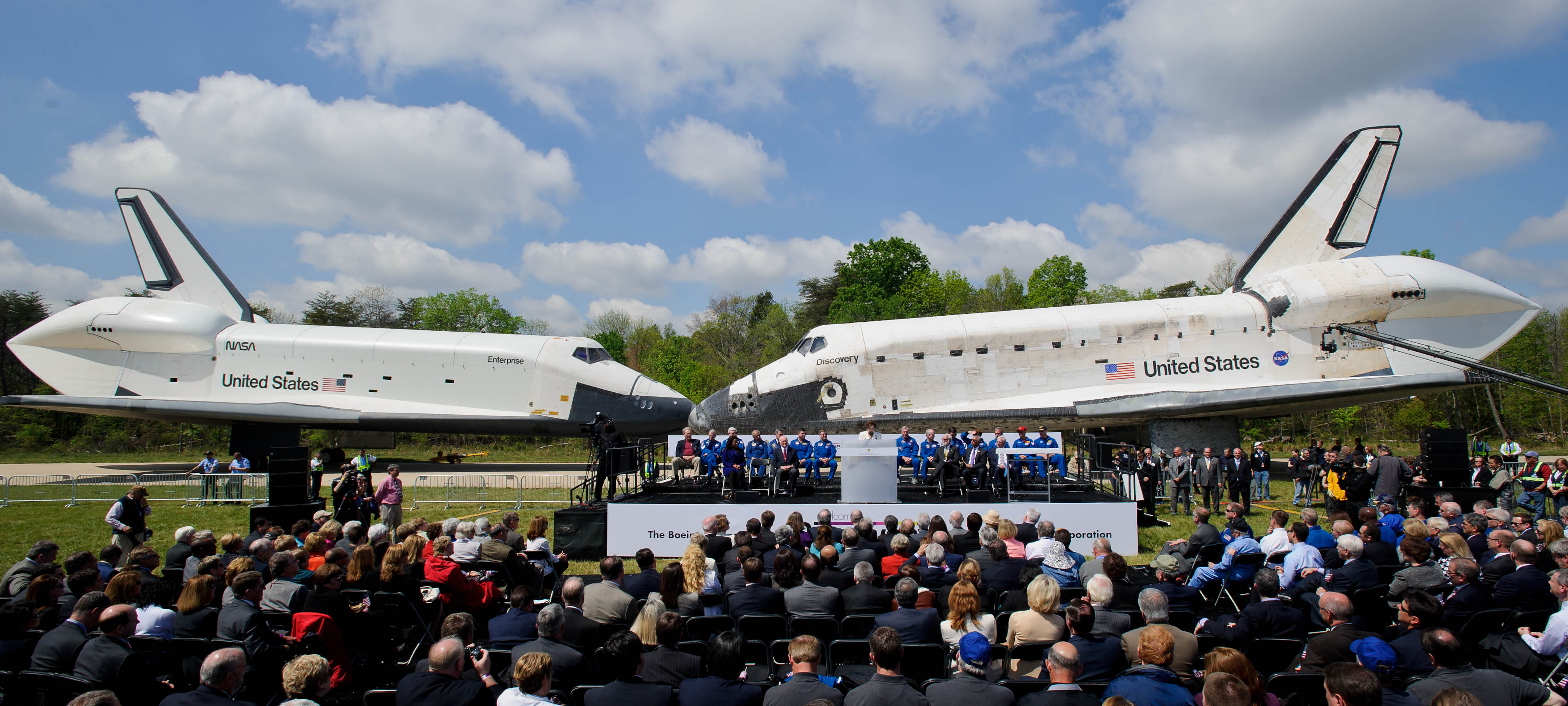 Gli orbiter dello Space Shuttle Enterprise, a sinistra, e Discovery si incontrano faccia a faccia allo Stephen F. Udvar-Hazy Center del Museo Nazionale dell'Aria e dello Spazio dello Smithsonian Institution a Chantilly, Virginia