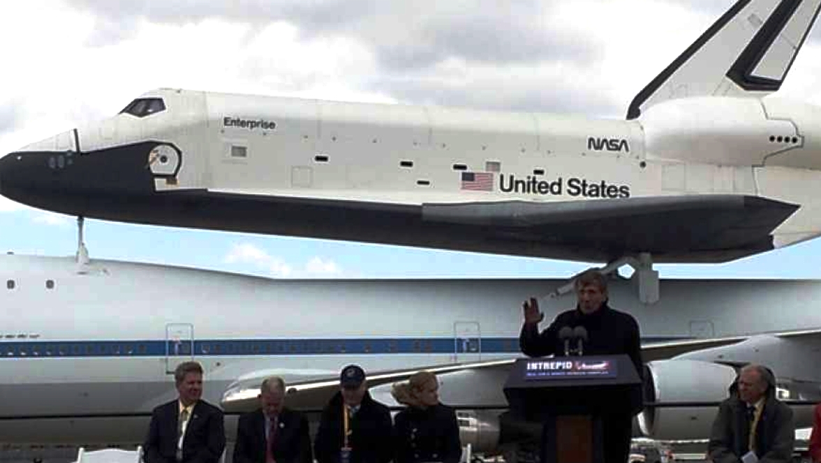 L'attore Leonard Nimoy saluta l'Enterprise all'aeroporto internazionale John F. Kennedy di New York City