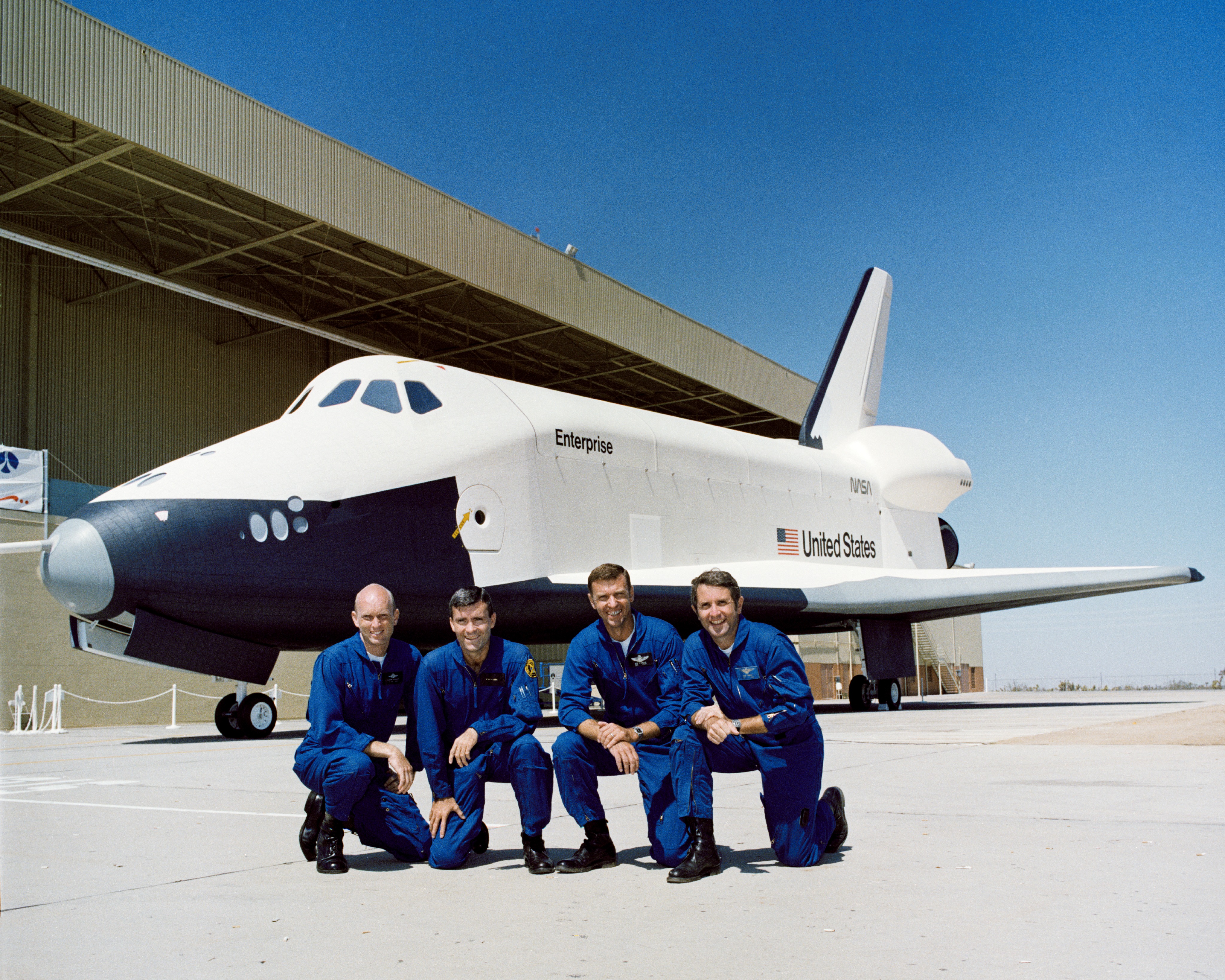 Gli astronauti C. Gordon Fullerton, a sinistra, Fred W. Haise, Joe H. Engle e Richard H. Truly posano davanti all'Enterprise il giorno del suo lancio