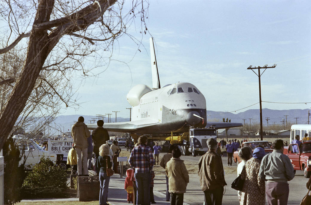 I lavoratori rimorchiano lo Space Shuttle Enterprise per le strade di Lancaster, in California, sulla strada per Dryden della NASA, ora Armstrong, Flight Research Center presso la base aeronautica di Edwards