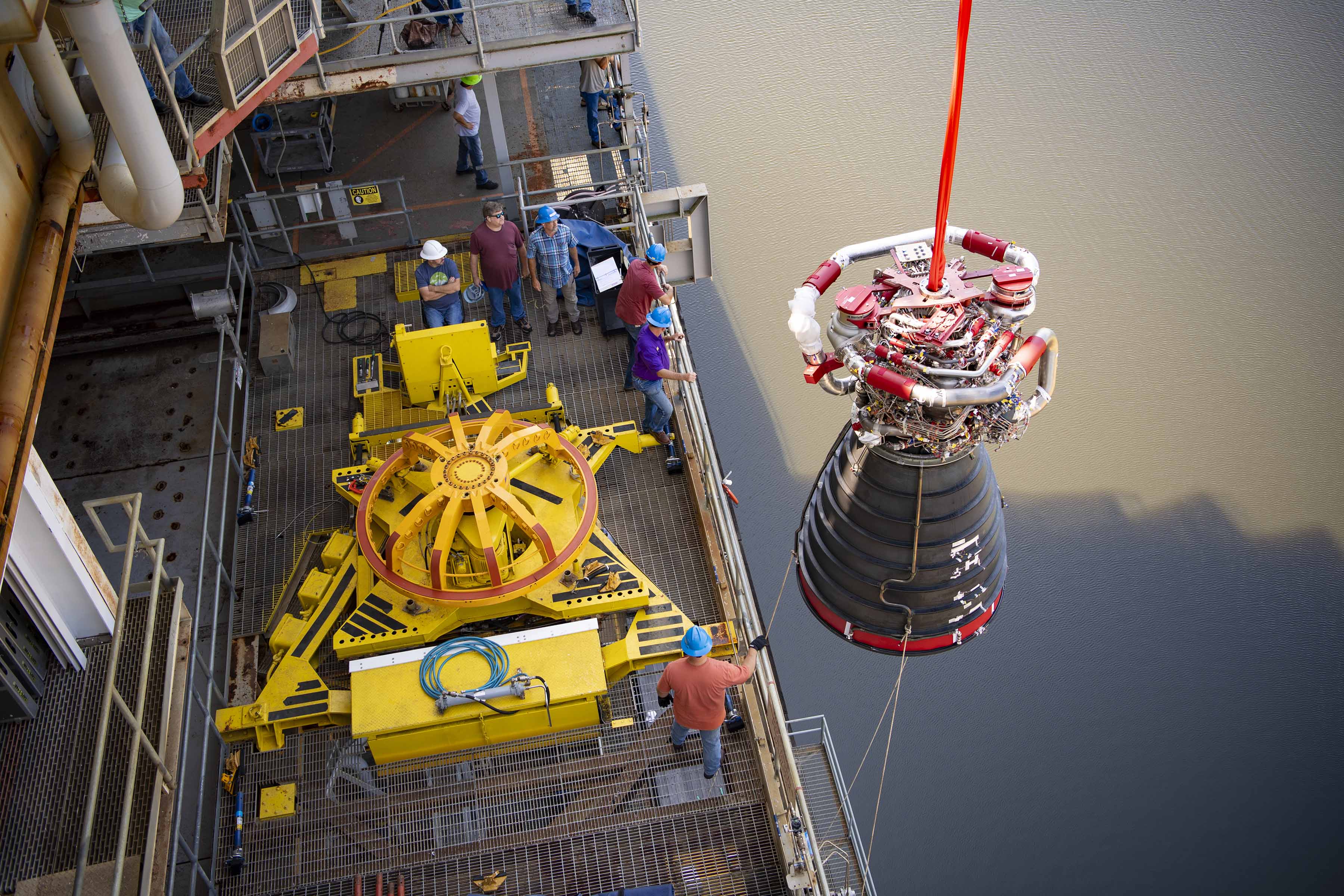 Crews prepare to place RS-25 engine E0525 on the engine vertical installer