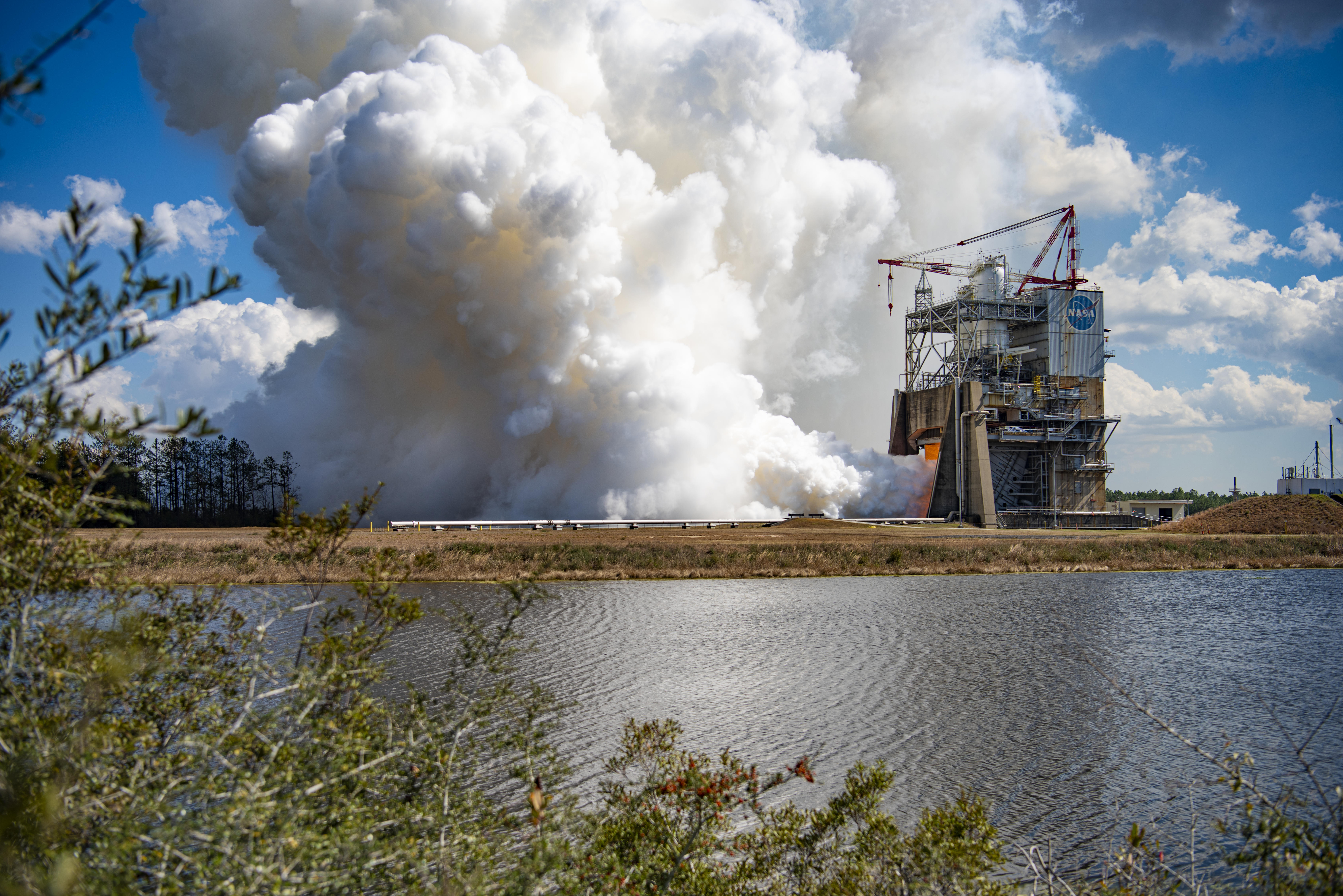 Operators fire RS-25 engine E0525 for 550 seconds