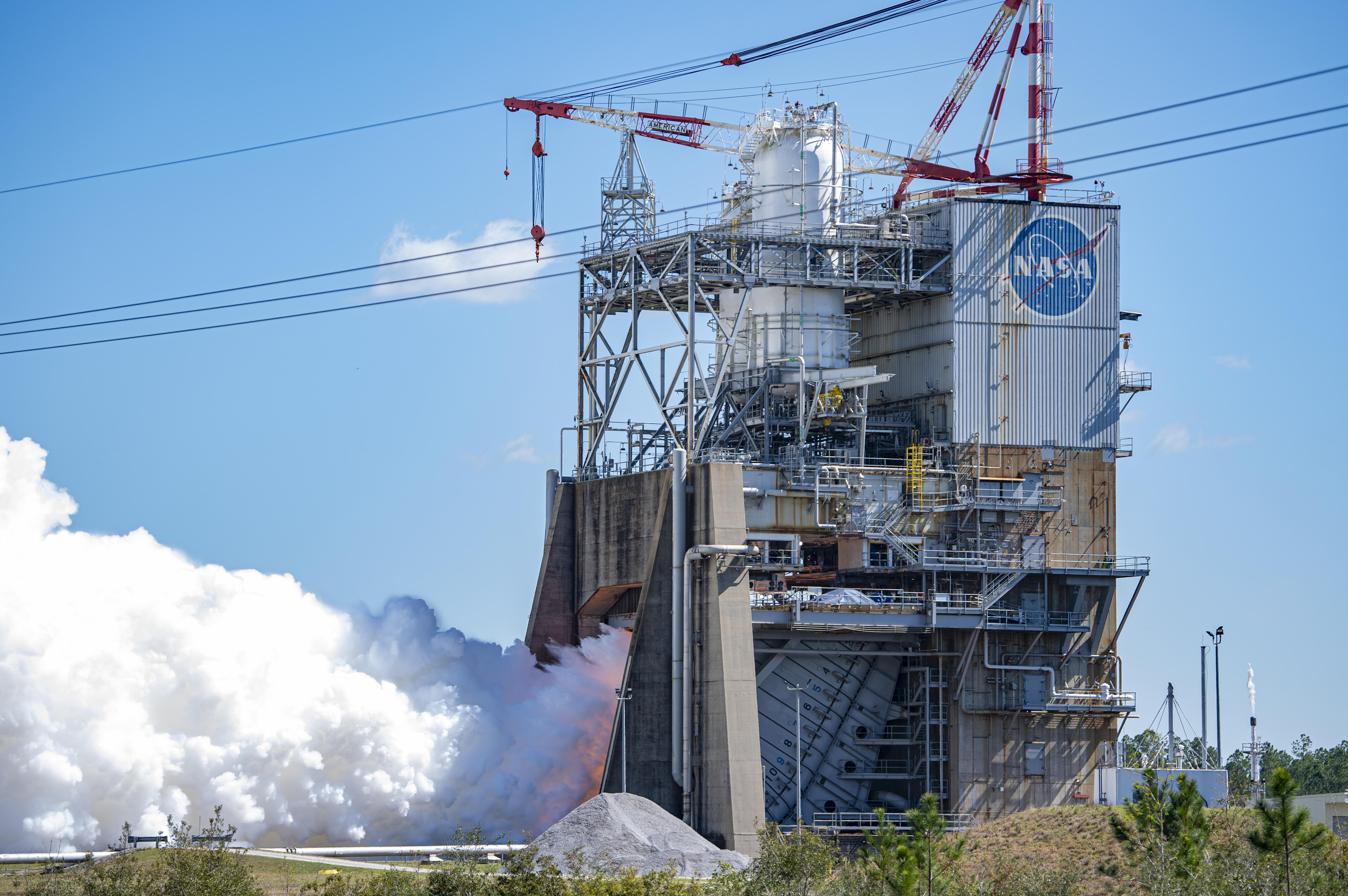 The third RS-25 hot fire of 600 seconds is a pillowy eruption of vapor clouds