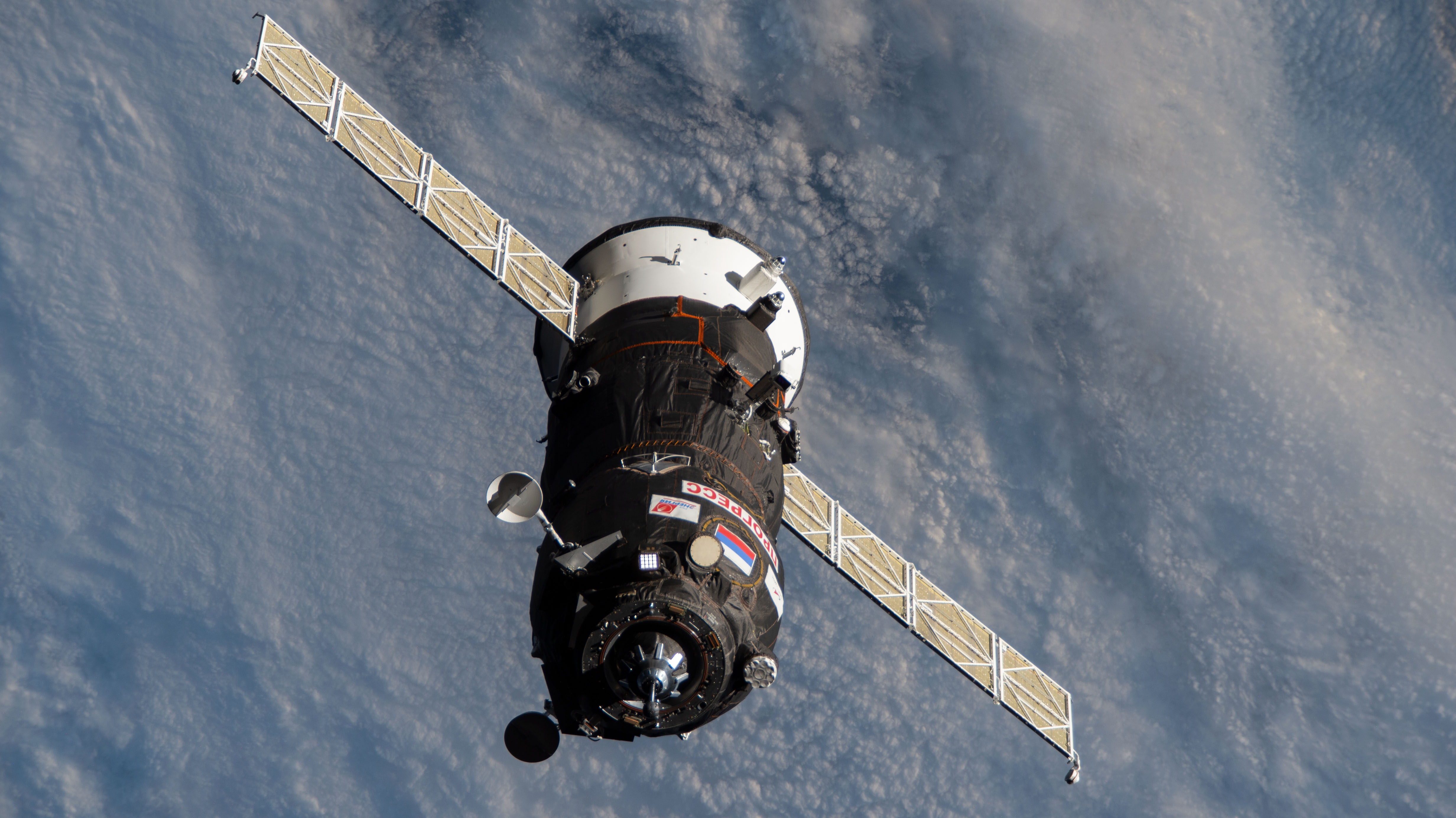 iss060e020144 (July 31, 2019) --- Russia's Progress 73 resupply ship approaches the International Space Station's Pirs docking compartment packed with almost three tons of food, fuel and supplies for the Expedition 60 crew.