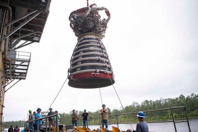 Work crew lowers a RS-25 engine from the Fred Haise Test Stand