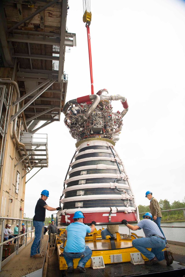 a work crew secures the RS-25 engine E0525 to a trailer after removal from the Fred Haise Test Stand