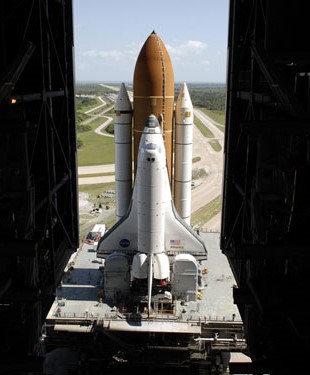 Atlantis rolls back into the VAB