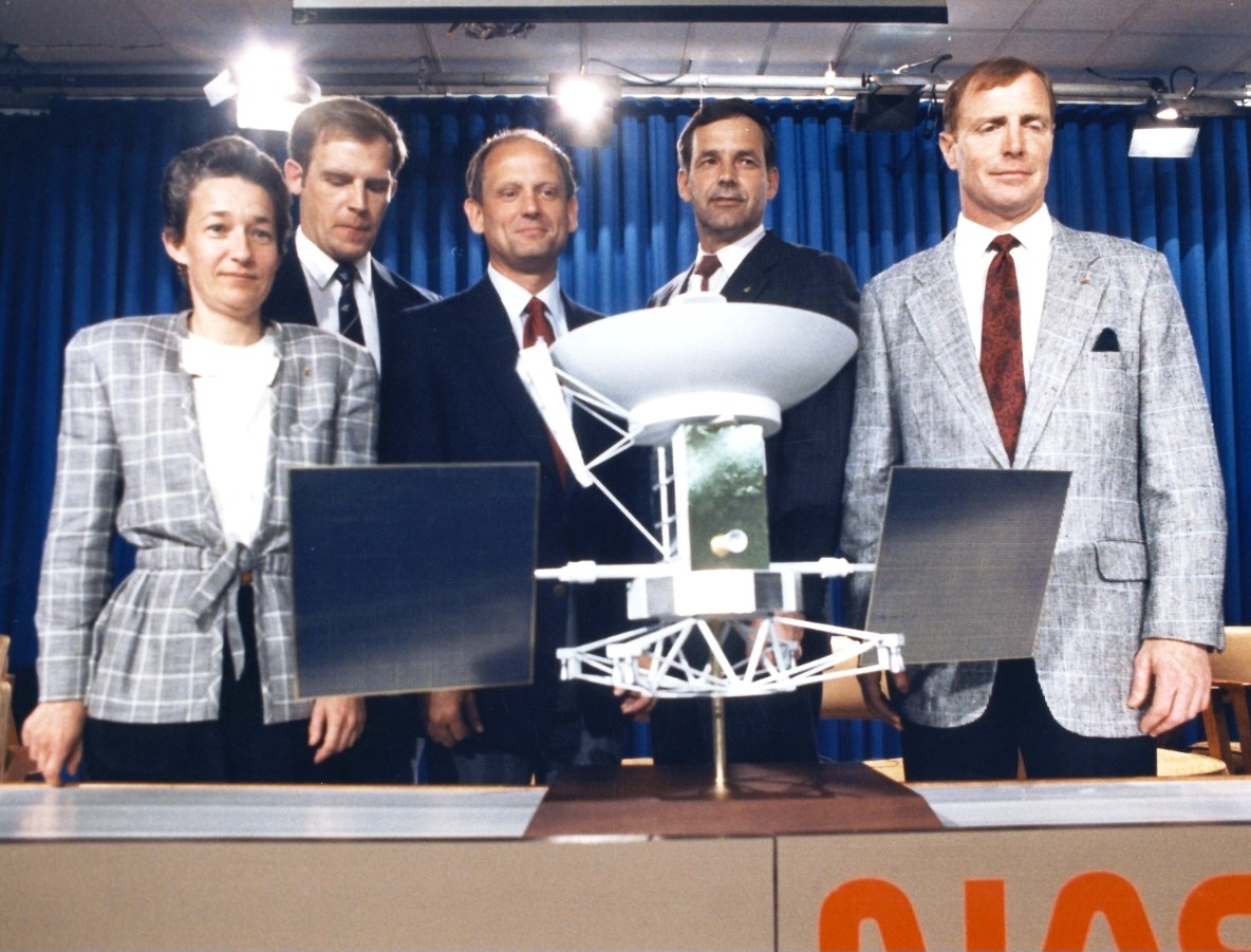 NASA Space Technology STS-30 astronauts pose with a mannequin of Magellan following their March 27 preflight press conference