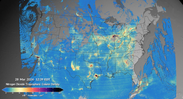 图中显示了美国连绵地区的各种颜色梯度，以黄色、红色、紫色和黑色突出显示了TEMPO对污染加剧的测量结果。