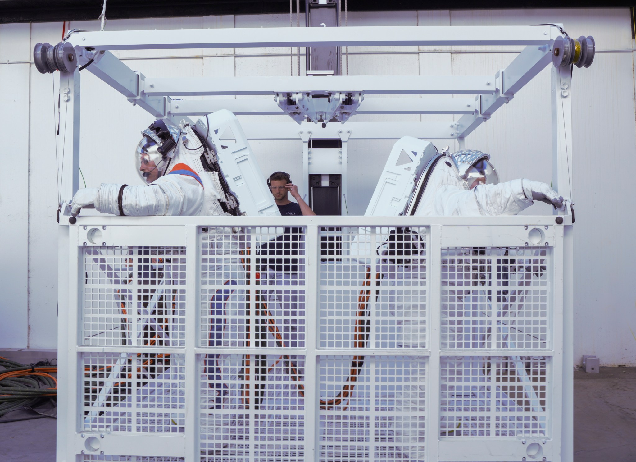 Wheelock and Whitson were able to test the agility of the spacesuits by conducting movements and tasks similar to those necessary during lunar surface exploration on Artemis missions, such as operating the full-scale mockup of Starship’s elevator gate.