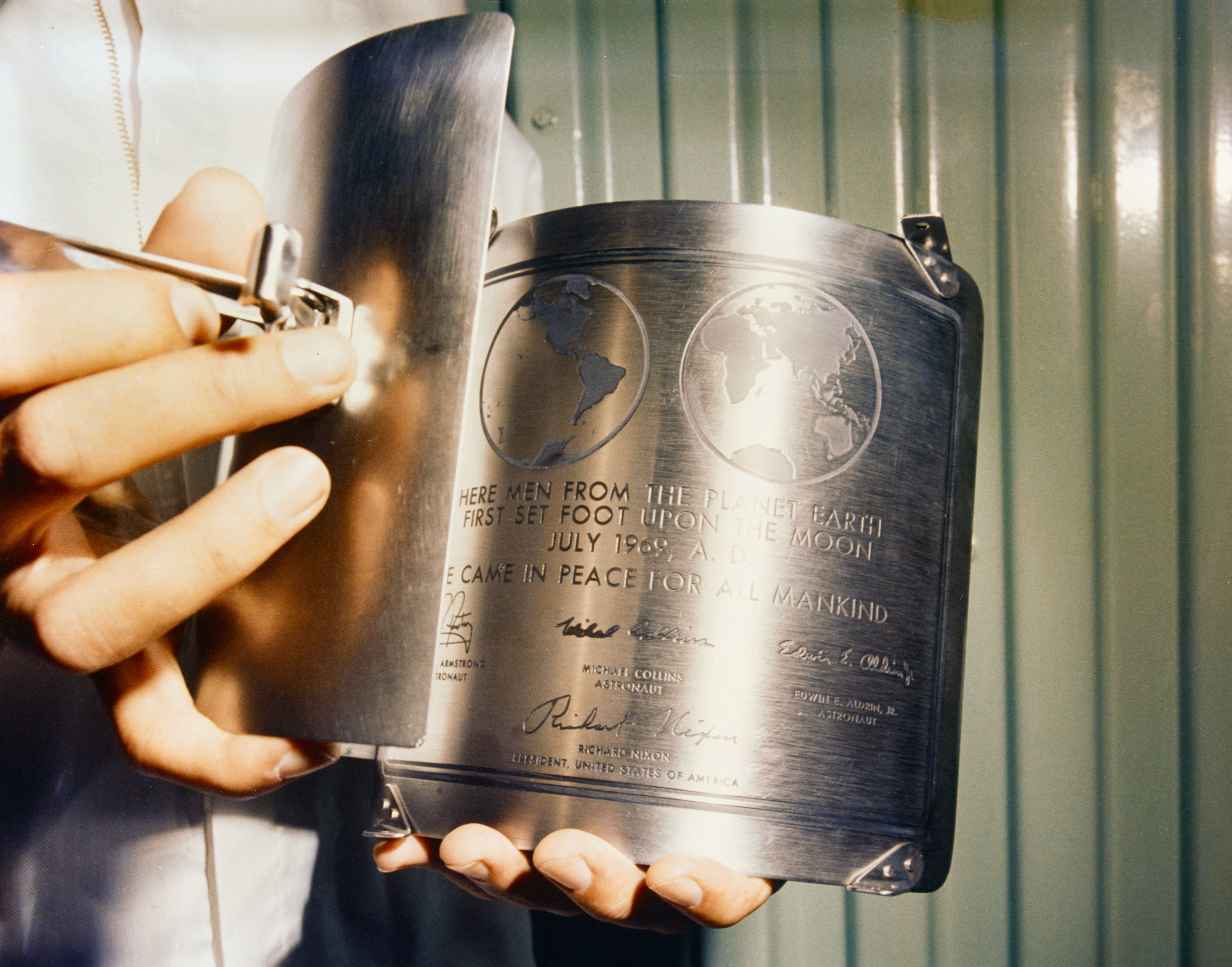 The stainless steel commemorative plaque
