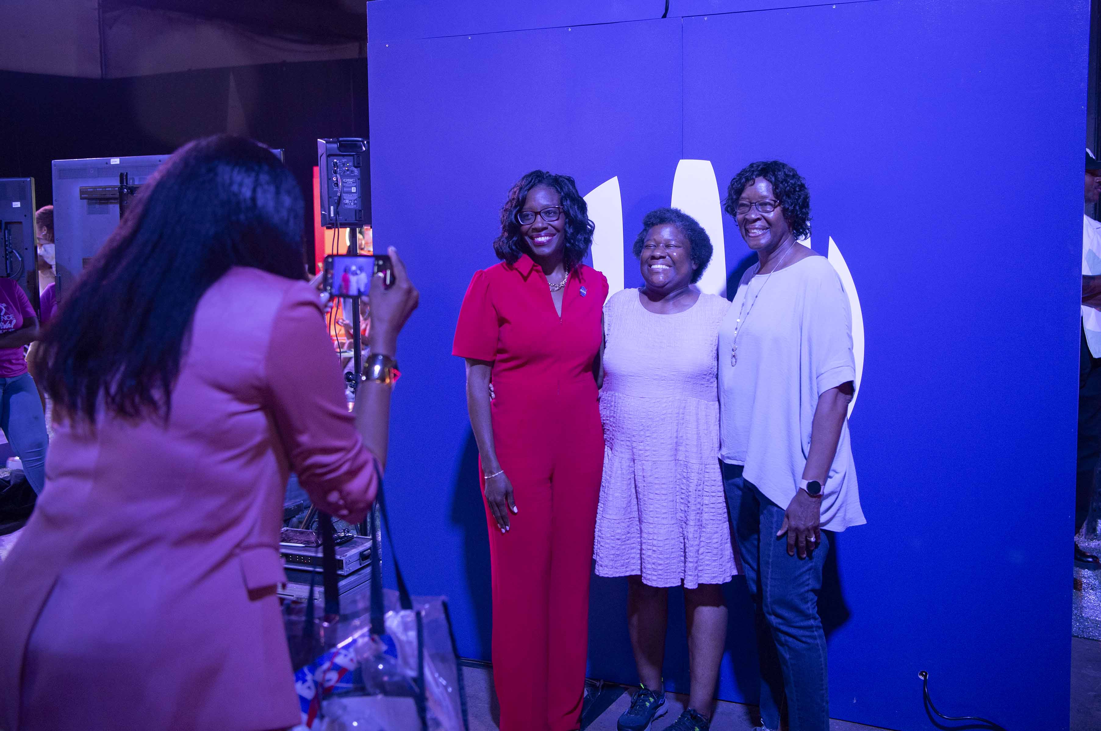 Lakiesha Hawkins, left, takes a picture with attendees of the 30th annual ESSENCE Fest