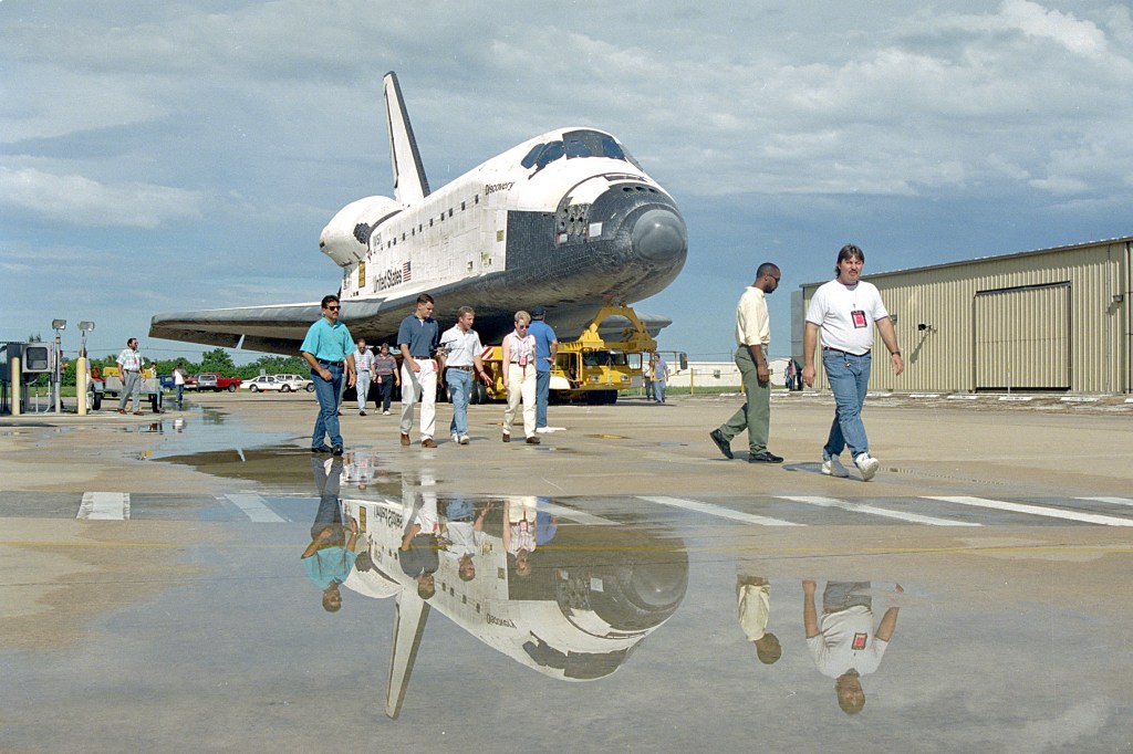 research white dwarf star Workers tow Discovery from the Orbiter Processing Facility to the Vehicle Assembly Building at NASA’s Kennedy Space Center (KSC) in Florida