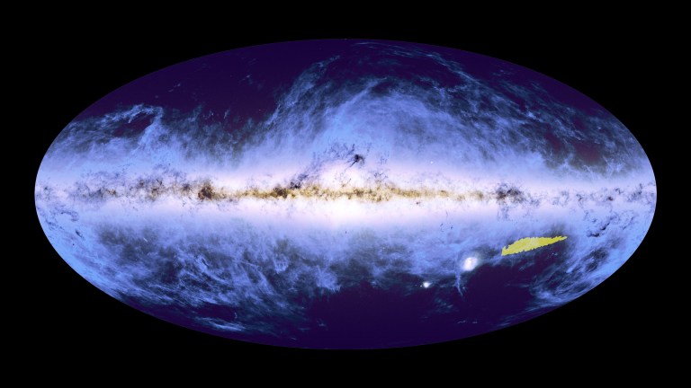 A localização e o tamanho real do novo mosaico do Euclides são destacados em amarelo em um mapa de todo o céu capturado pela missão Planck da ESA e em um mapa estelar da missão Gaia da ESA. ESA/Euclid/Consórcio Euclides/NASA; ESA/Gaia/DPAC; ESA e a Colaboração Planck. CC BY-SA 3.0 IGO.