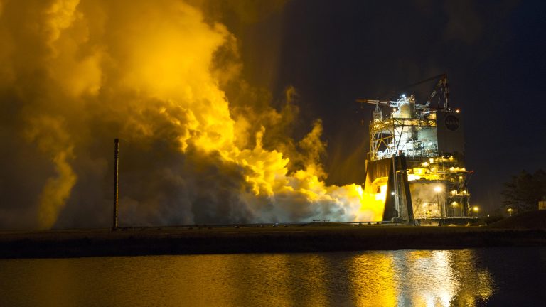 hot fire of an RS-25 engine