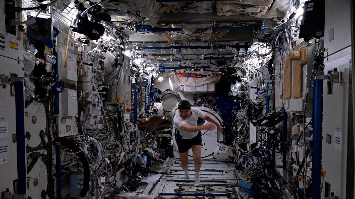 NASA astronaut Mike Barratt performs a discus throw in microgravity for the ISS Olympics.