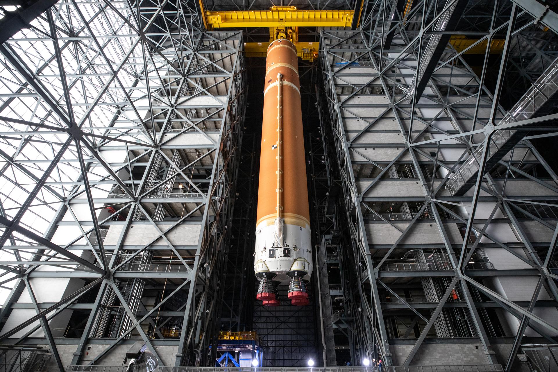 アルテミスIIのコアステージの垂直統合が開始（Artemis II Core Stage Vertical Integration Begins at NASA Kennedy）