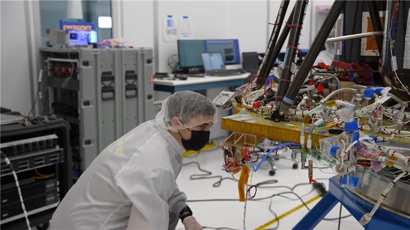 The six SCALPSS cameras mounted around the base of Blue Ghost will collect imagery during and after descent and touchdown. Using a technique called stereo photogrammetry, researchers at Langley will use the overlapping images to produce a 3D view of the surface. 