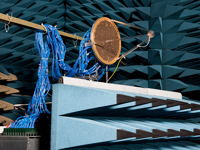 Thin-film ferroelectric high-resolution scanning reflectarray antenna