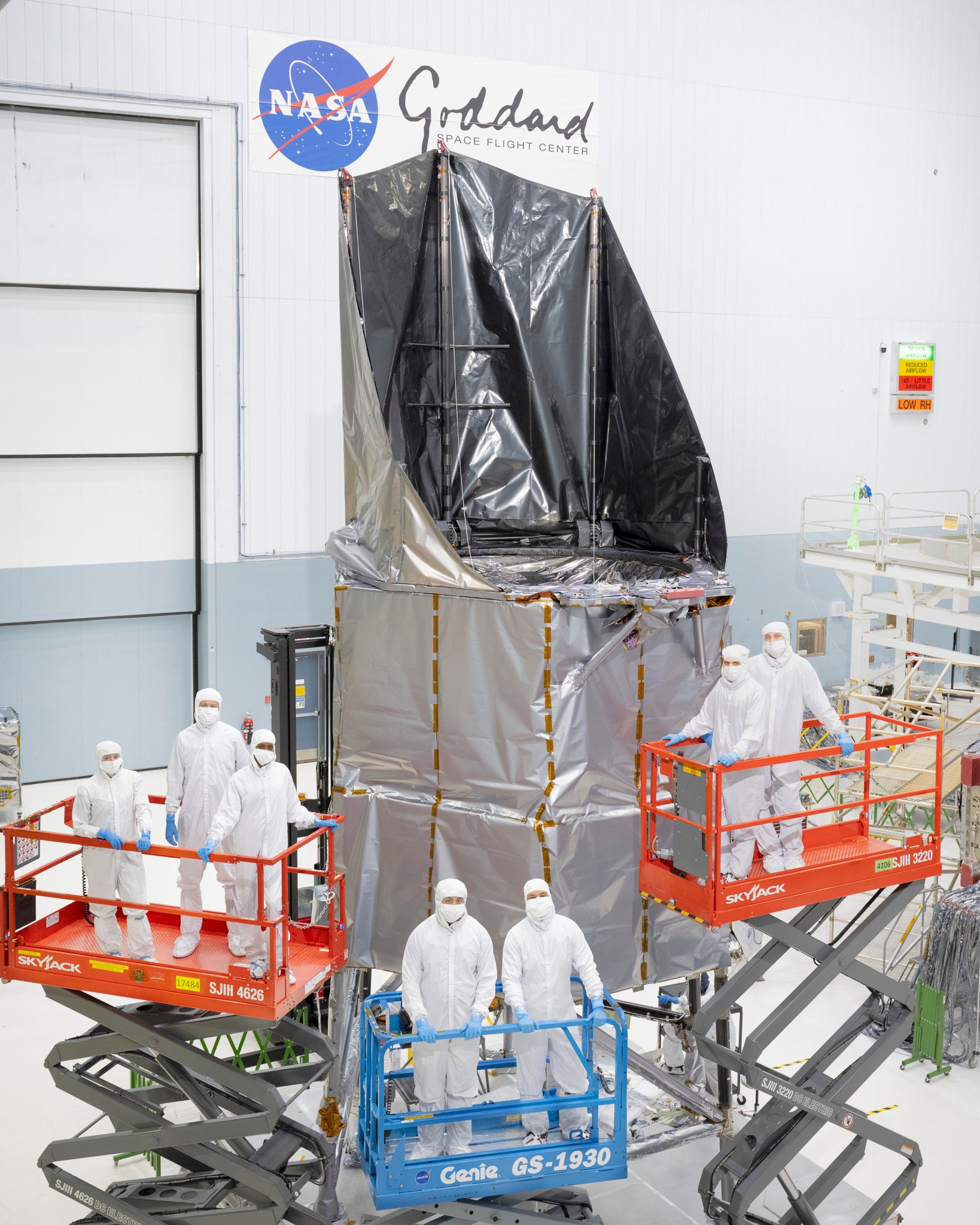 NASAがローマン宇宙望遠鏡の外骨格にサンシェードを組み込み (NASA Successfully Joins Sunshade to Roman Observatory’s ‘Exoskeleton’)