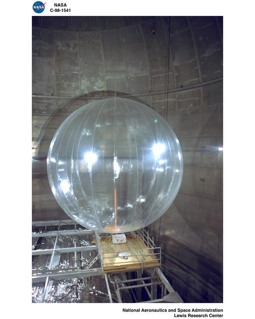 MARS BALLOON INFLATION TEST IN THE SPACE POWER FACILITY SPF AT NASA PLUM BROOK STATION