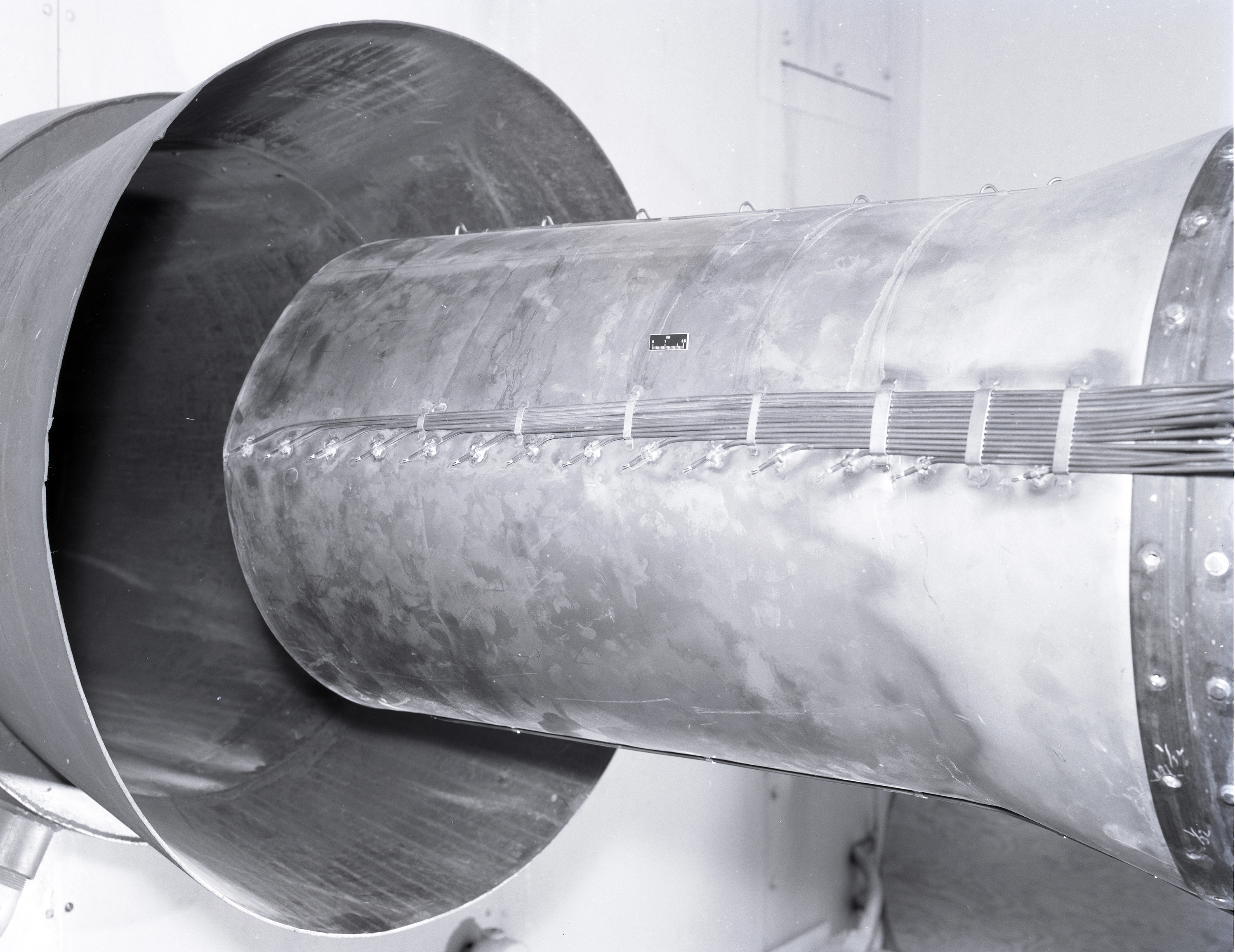 Engine nozzle shroud entering duct.