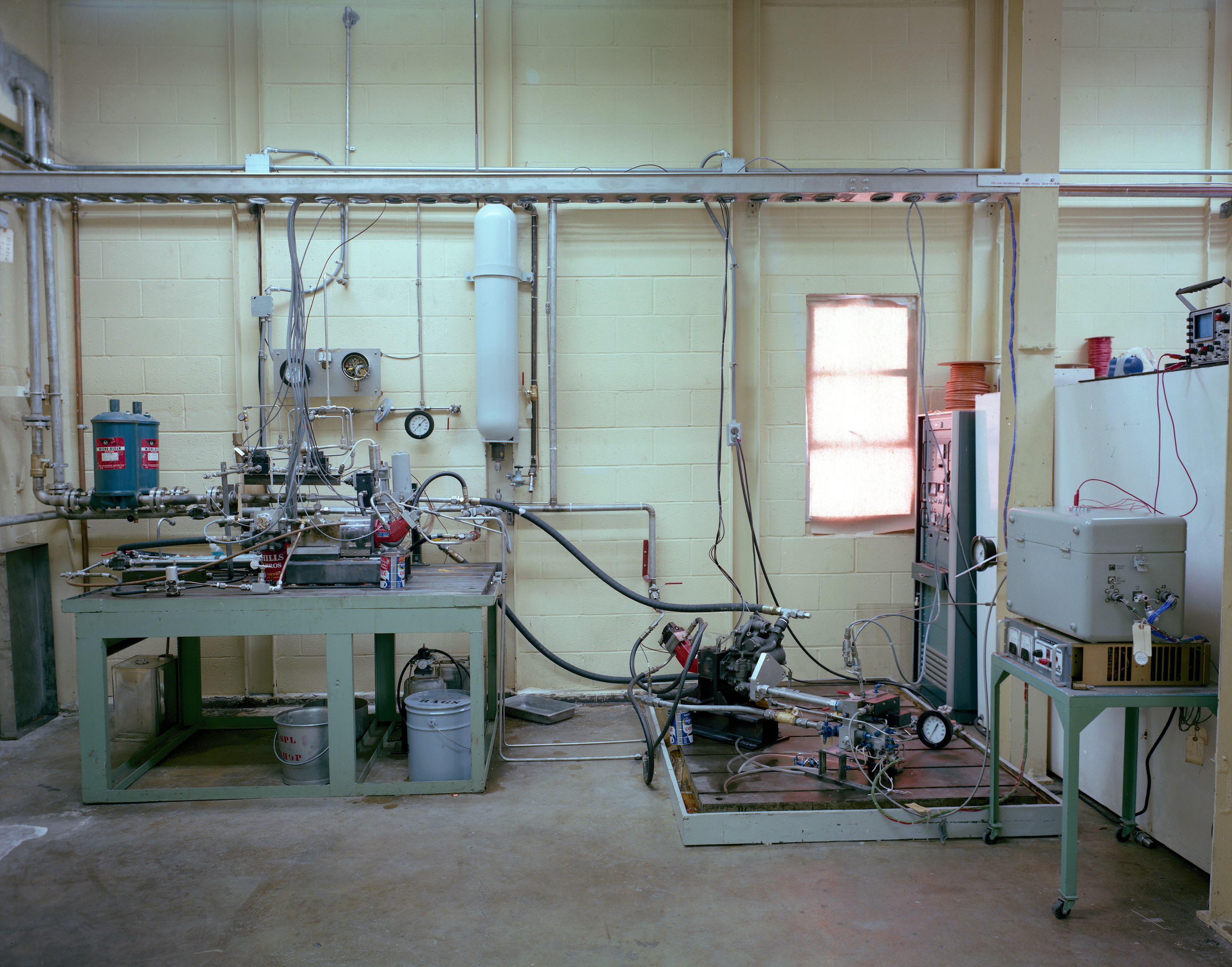 Benches with test rigs in the SPL