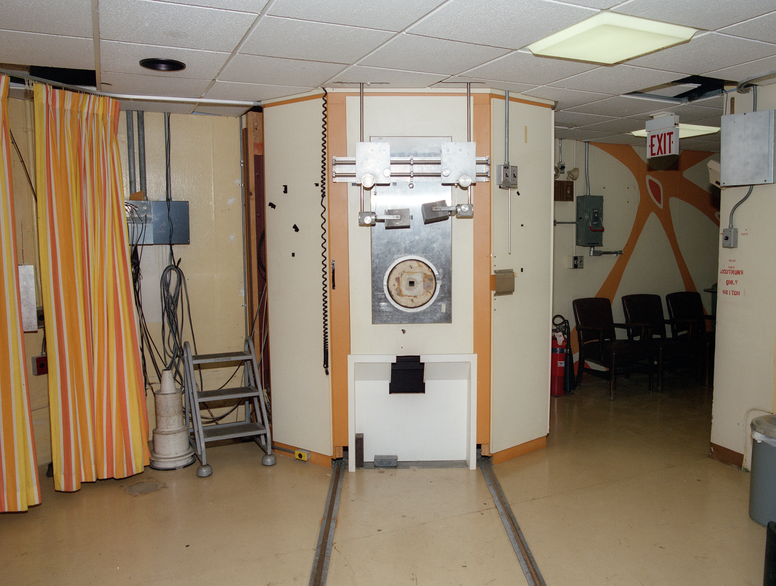 Neutron therapy equipment
